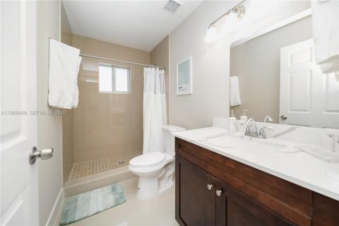 Commercial property in Miami, Florida 291.34 sq.m. № 2030602 - photo 9