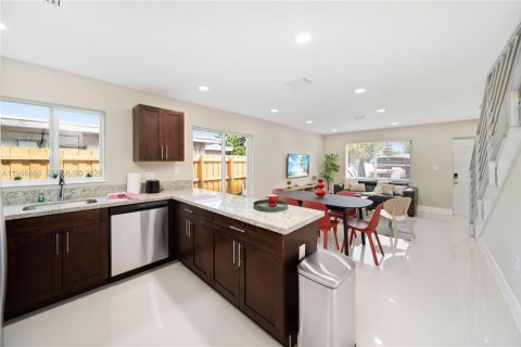 Commercial property in Miami, Florida 291.34 sq.m. № 2030602 - photo 7