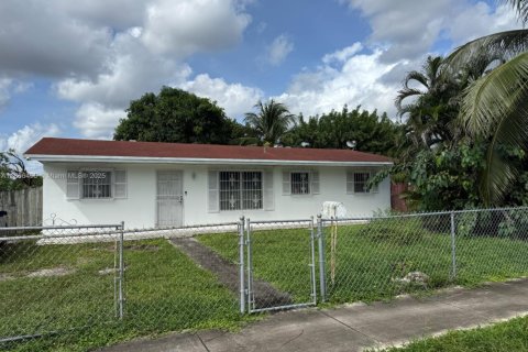 Casa en venta en Miami Gardens, Florida, 4 dormitorios, 133.41 m2 № 1932967 - foto 1