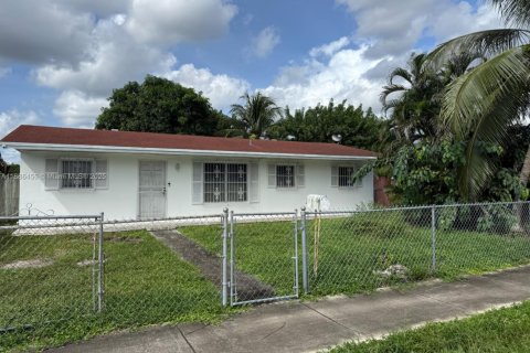 Casa en venta en Miami Gardens, Florida, 4 dormitorios, 133.41 m2 № 1932967 - foto 3