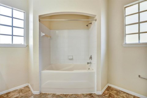 Condo in Lake Mary, Florida, 2 bedrooms  № 2390939 - photo 13