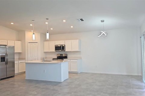Villa ou maison à louer à Winter Haven, Floride: 4 chambres, 179.77 m2 № 2359100 - photo 5