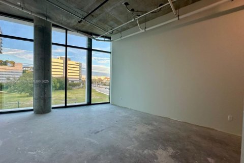 Commercial property in Aventura, Florida № 1985134 - photo 6