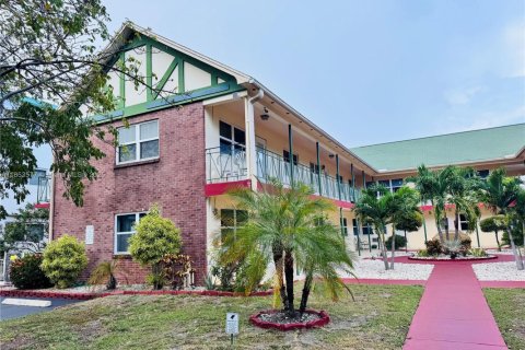 Condominio en alquiler en Hollywood, Florida, 1 dormitorio, 51.1 m2 № 1875615 - foto 1