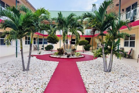 Condominio en alquiler en Hollywood, Florida, 1 dormitorio, 51.1 m2 № 1875615 - foto 2