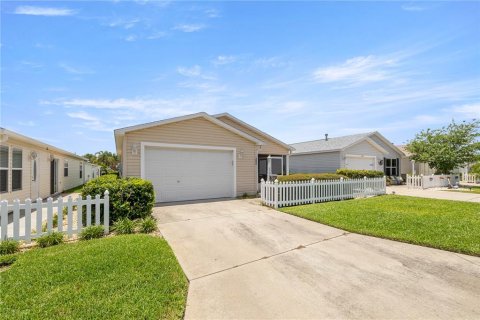 House in The Villages, Florida 2 bedrooms, 107.4 sq.m. № 2114630