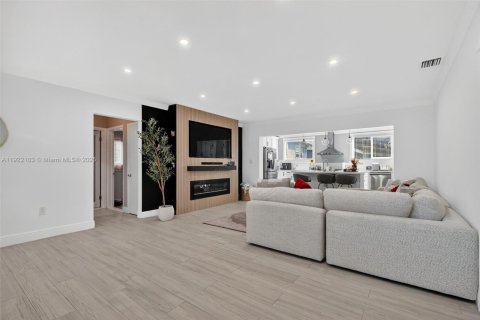 Casa en alquiler en Miami Gardens, Florida, 3 dormitorios, 175.68 m2 № 1976028 - foto 3