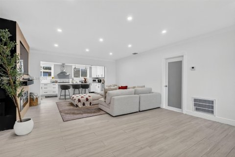 Casa en alquiler en Miami Gardens, Florida, 3 dormitorios, 175.68 m2 № 1976028 - foto 2