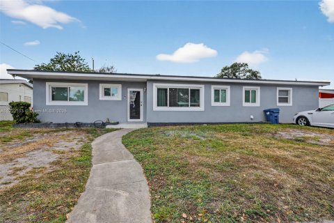 Casa en alquiler en Miami Gardens, Florida, 3 dormitorios, 175.68 m2 № 1976028 - foto 1