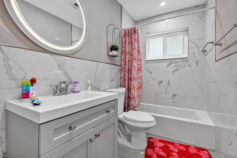 Casa en alquiler en Miami Gardens, Florida, 3 dormitorios, 175.68 m2 № 1976028 - foto 12