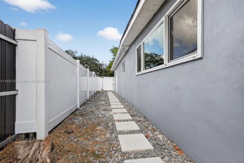 Casa en alquiler en Miami Gardens, Florida, 3 dormitorios, 175.68 m2 № 1976028 - foto 19