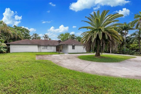 House in Southwest Ranches, Florida 4 bedrooms, 278.52 sq.m. № 1971508 - photo 6