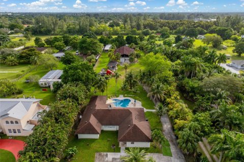 House in Southwest Ranches, Florida 4 bedrooms, 278.52 sq.m. № 1971508 - photo 1