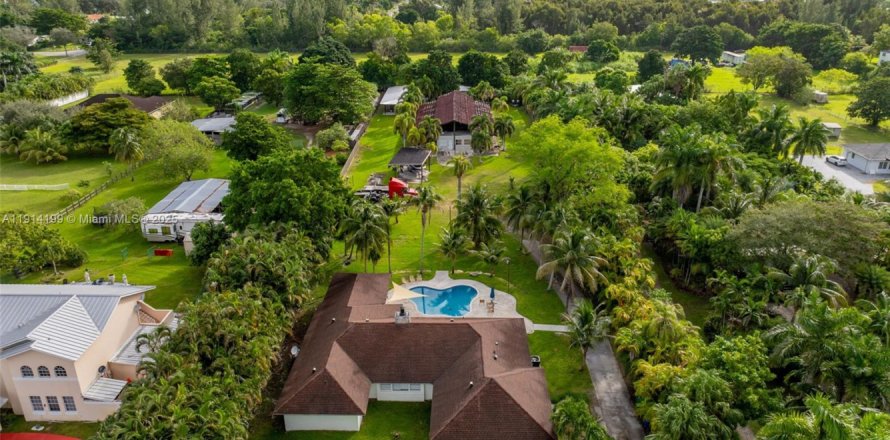 House in Southwest Ranches, Florida 4 bedrooms, 278.52 sq.m. № 1971508