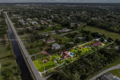 House in Southwest Ranches, Florida 4 bedrooms, 278.52 sq.m. № 1971508 - photo 16