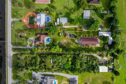 House in Southwest Ranches, Florida 4 bedrooms, 278.52 sq.m. № 1971508 - photo 2