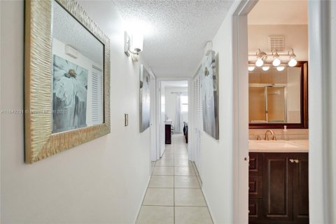 Copropriété à louer à Hollywood, Floride: 2 chambres, 100.15 m2 № 1939765 - photo 14