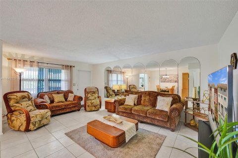 Copropriété à louer à Hollywood, Floride: 2 chambres, 100.15 m2 № 1939765 - photo 7