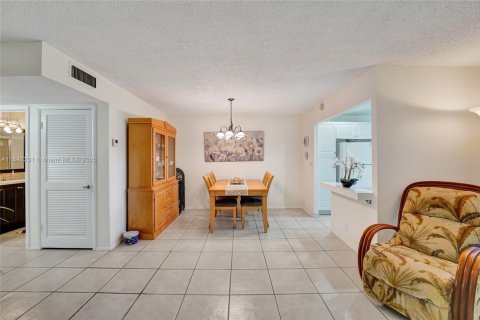 Copropriété à louer à Hollywood, Floride: 2 chambres, 100.15 m2 № 1939765 - photo 11