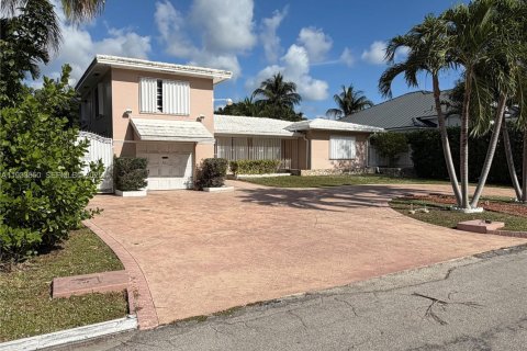 Villa ou maison à vendre à Miami, Floride: 3 chambres, 192.31 m2 № 2059822 - photo 2