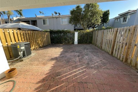 Townhouse in Doral, Florida 3 bedrooms, 158.03 sq.m. № 1809144 - photo 17