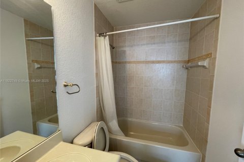 Townhouse in Doral, Florida 3 bedrooms, 158.03 sq.m. № 1809144 - photo 15