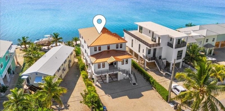 House in Tavernier, Florida 5 bedrooms, 281.12 sq.m. № 2082056