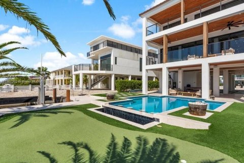 House in Tavernier, Florida 5 bedrooms, 281.12 sq.m. № 2082056 - photo 4