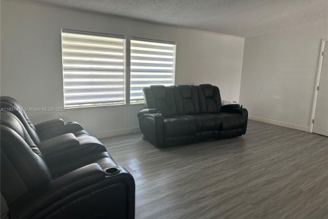 House in Miami, Florida 3 bedrooms, 157 sq.m. № 1809023 - photo 1