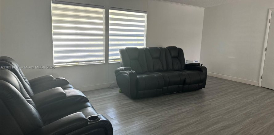 House in Miami, Florida 3 bedrooms, 157 sq.m. № 1809023