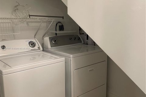 Снять в аренду таунхаус в Майами, Флорида 2 спальни, 93.65м2, № 1949943 - фото 19