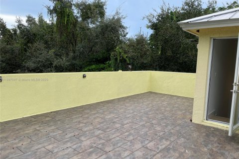 Снять в аренду таунхаус в Майами, Флорида 2 спальни, 93.65м2, № 1949943 - фото 16