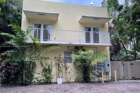 Снять в аренду таунхаус в Майами, Флорида 2 спальни, 93.65м2, № 1949943 - фото 1