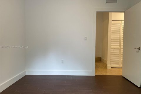 Снять в аренду таунхаус в Майами, Флорида 2 спальни, 93.65м2, № 1949943 - фото 12