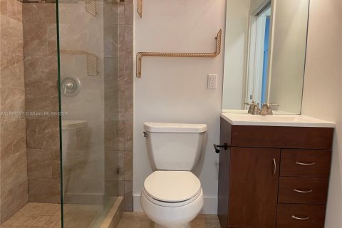 Снять в аренду таунхаус в Майами, Флорида 2 спальни, 93.65м2, № 1949943 - фото 13