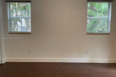 Снять в аренду таунхаус в Майами, Флорида 2 спальни, 93.65м2, № 1949943 - фото 14