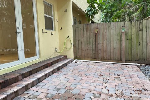Снять в аренду таунхаус в Майами, Флорида 2 спальни, 93.65м2, № 1949943 - фото 8