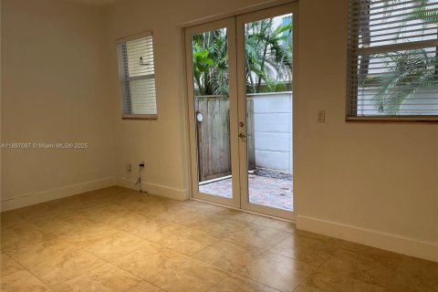 Снять в аренду таунхаус в Майами, Флорида 2 спальни, 93.65м2, № 1949943 - фото 6