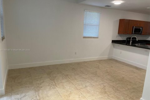 Снять в аренду таунхаус в Майами, Флорида 2 спальни, 93.65м2, № 1949943 - фото 2