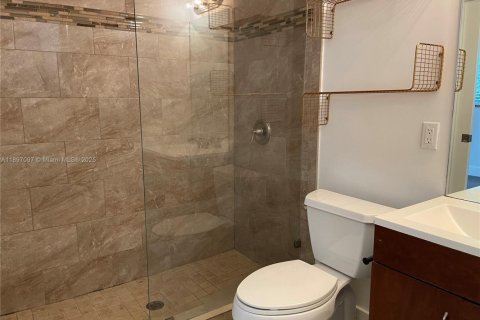 Снять в аренду таунхаус в Майами, Флорида 2 спальни, 93.65м2, № 1949943 - фото 10