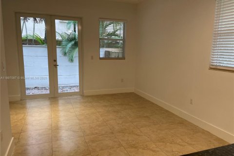 Снять в аренду таунхаус в Майами, Флорида 2 спальни, 93.65м2, № 1949943 - фото 3