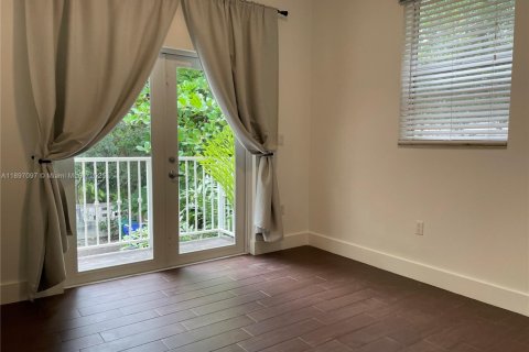 Снять в аренду таунхаус в Майами, Флорида 2 спальни, 93.65м2, № 1949943 - фото 11