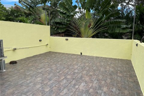 Снять в аренду таунхаус в Майами, Флорида 2 спальни, 93.65м2, № 1949943 - фото 15