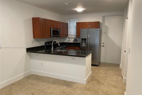Снять в аренду таунхаус в Майами, Флорида 2 спальни, 93.65м2, № 1949943 - фото 4