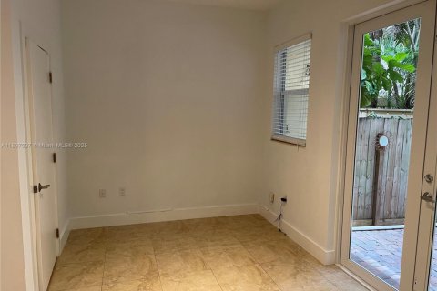 Снять в аренду таунхаус в Майами, Флорида 2 спальни, 93.65м2, № 1949943 - фото 5
