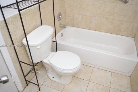 Copropriété à louer à Miami, Floride: 1 chambre, 83.43 m2 № 2075334 - photo 7