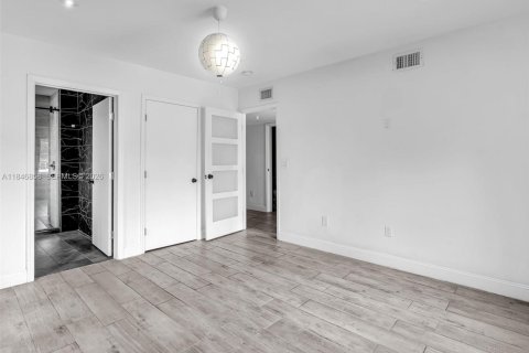 Villa ou maison à vendre à El Portal, Floride: 5 chambres, 229 m2 № 1846117 - photo 27