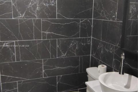 House in El Portal, Florida 5 bedrooms, 229 sq.m. № 1846117 - photo 19