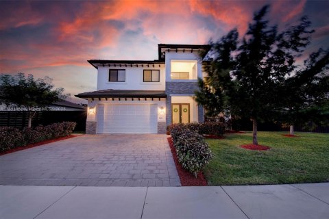 House in Palmetto Bay, Florida 5 bedrooms, 264.59 sq.m. № 1858508 - photo 1