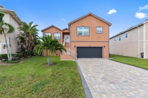 House in Tarpon Springs, Florida 3 bedrooms, 187.01 sq.m. № 2389179 - photo 1